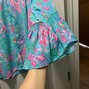 Brand new blouse w/ flutter sleeves.
